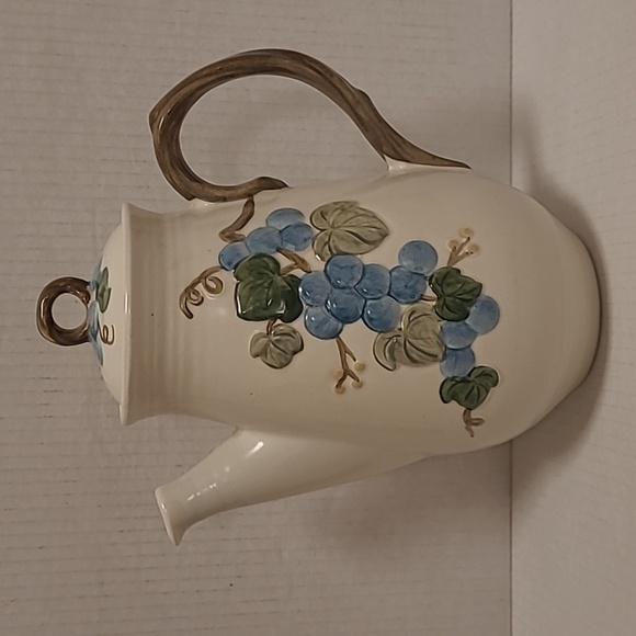 Vintage Metlox Poppytrail Teapot with Blue Grapes - Picture 3 of 16